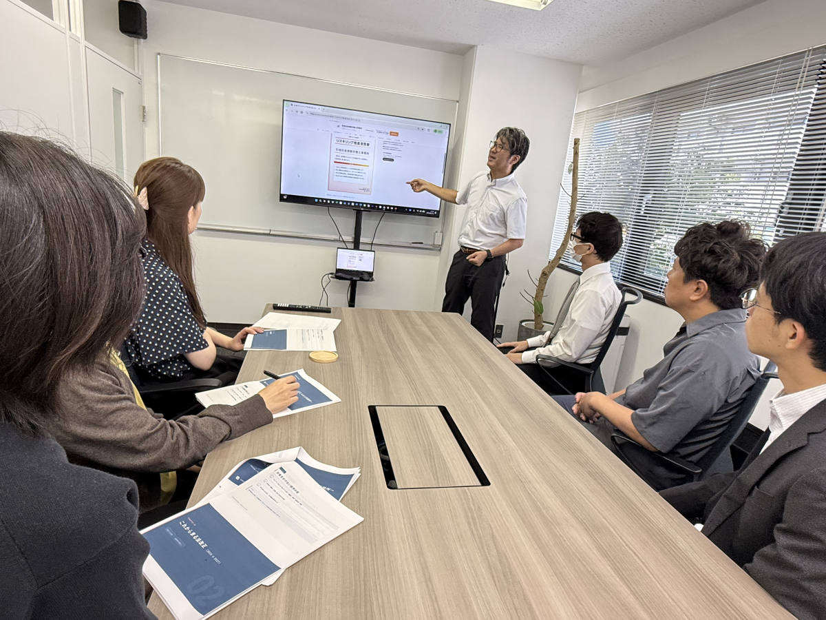 研修で助成金・法改正について解説する様子